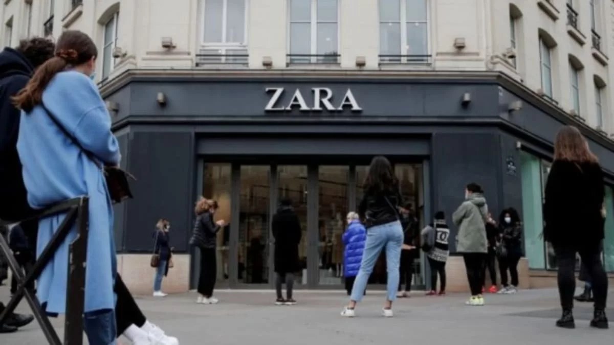 Zara: Ροζ και άκρως οικονομικό το απόλυτο παντελόνι που καθηλώνει