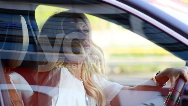 Για καφέ στην θάλασσα πρωί πρωί - Φωτογραφία της Ελένης Μενεγάκη να λιάζεται