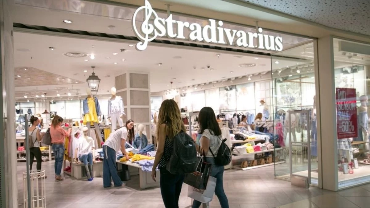Ξεπουλάνε στο λεπτό τα μοκασίνια με αλυσίδα από τα Stradivarius - Βγαίνουν σε δύο χρώματα