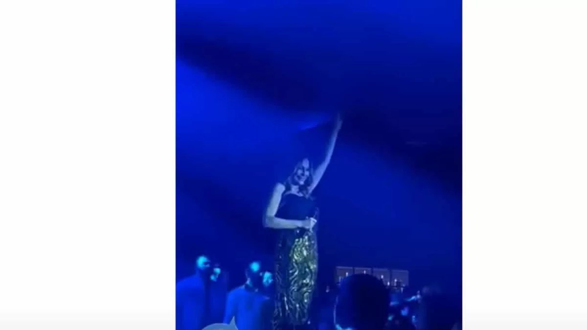 Την άρπαξε πάνω στη σκηνή και την φίλησε - Το νέο βίντεο με Μπισμπίκη και Βανδή που παίζει παντού