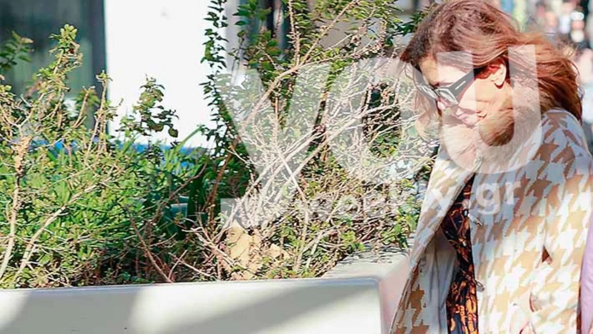 Με μίνι φόρεμα και την κούκλα κόρη στο πλευρό της - Αποκλειστικές φωτογραφίες από την Κατερίνα Διδασκάλου