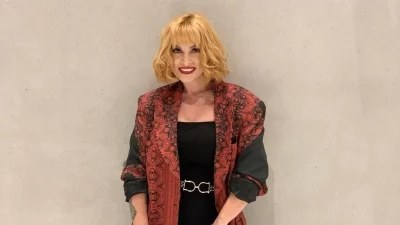 Λευκή κουζίνα και μπαλκόνι με θέα την Αθήνα: Το σπίτι της Ελεονώρας Ζουγανέλη και του Σπύρου Δημητρίου