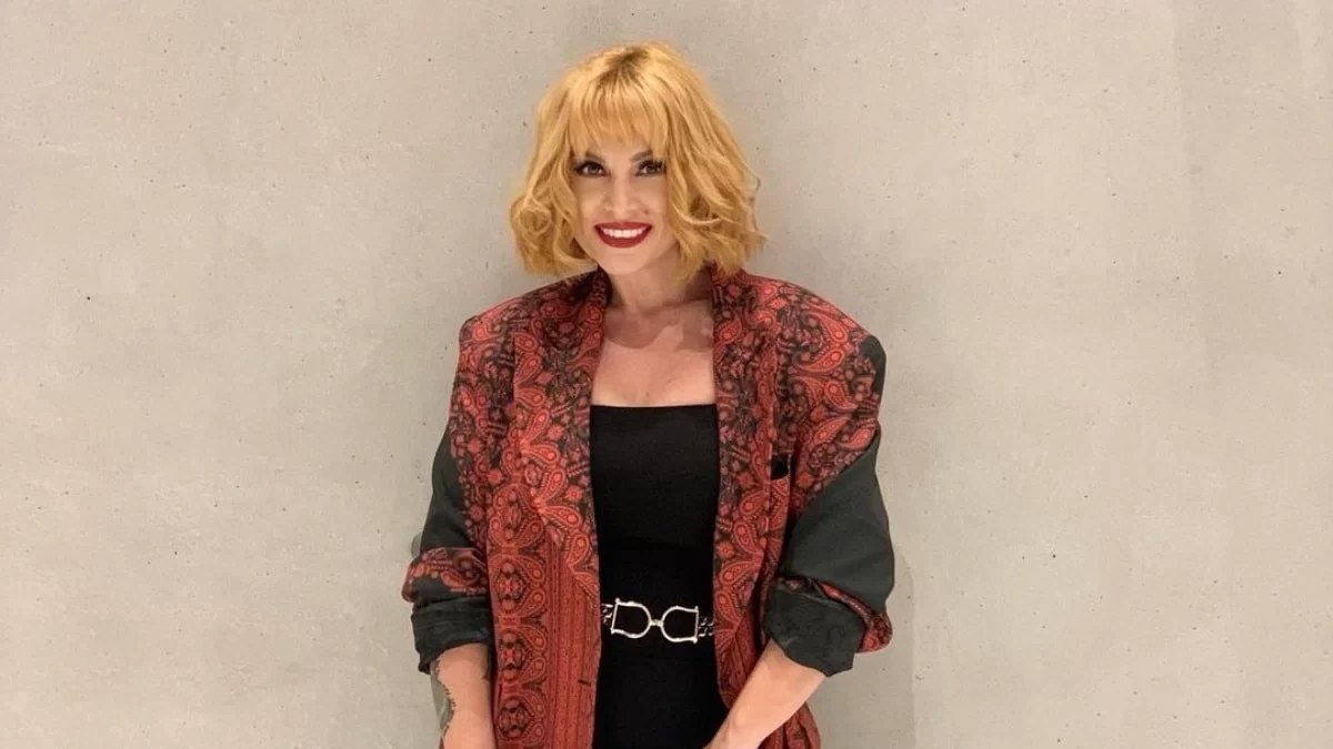 Λευκή κουζίνα και μπαλκόνι με θέα την Αθήνα: Το σπίτι της Ελεονώρας Ζουγανέλη και του Σπύρου Δημητρίου