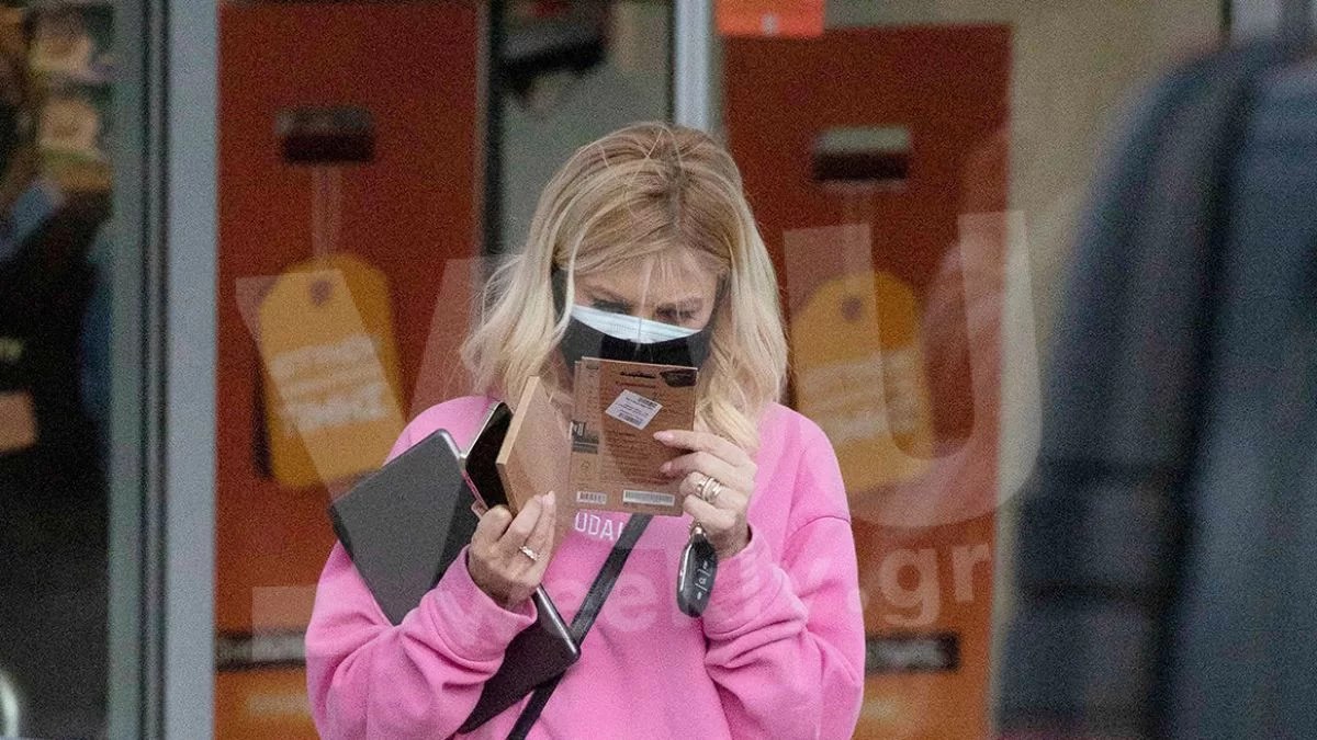 Πανζουρλισμός στην Γλυφάδα με το σετ φόρμας της Φαίης Σκορδά - Βρες παρόμοιο στα Bershka με 46 ευρώ