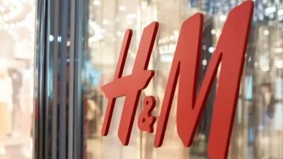 Τη βλέπεις παντού στο Instagram -  Η φούξια ολόσωμη φόρμα των H&M που θα βάλουν μόνο οι τολμηρές