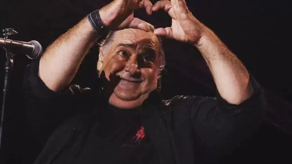 Απίστευτο περιστατικό στο μαγαζί που τραγουδάει ο Βασίλης Καρράς - Ανέβηκε πάνω στην πίστα και...