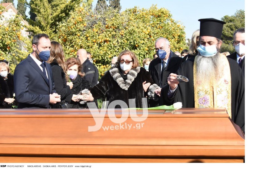 Η Κίττυ Κοντομηνά μπροστά από το φέρετρο