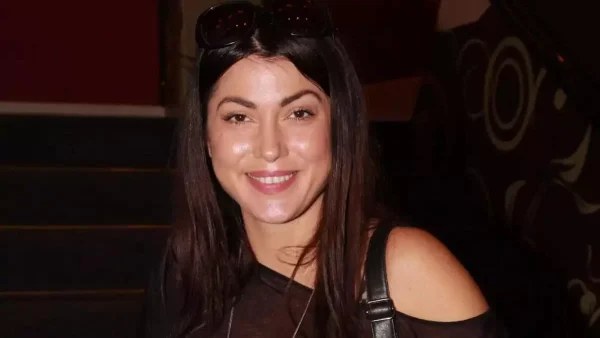 "Τόσο μικροί είστε..." - Έξαλλη η Κλέλια Ρένεση με τα σχόλια που δέχεται η Νατάσα Μποφίλιου