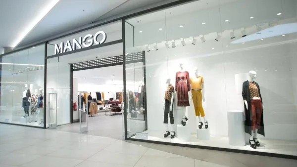 Θραύση έχει κάνει το μαύρο φόρεμα από τα Mango - Είναι must have