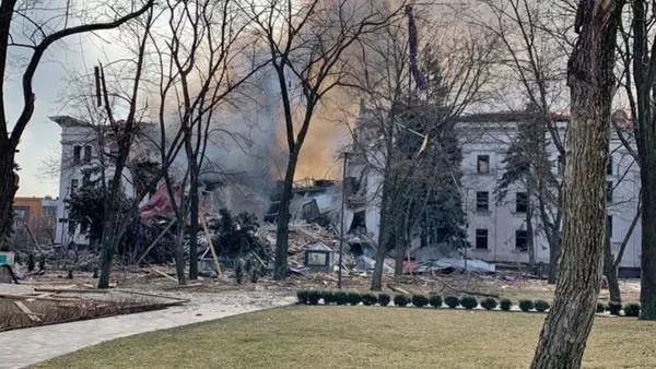 Ουκρανία: 130 άνθρωποι ανασύρθηκαν ζωντανοί από τα ερείπια του θεάτρου στη Μαριούπολη