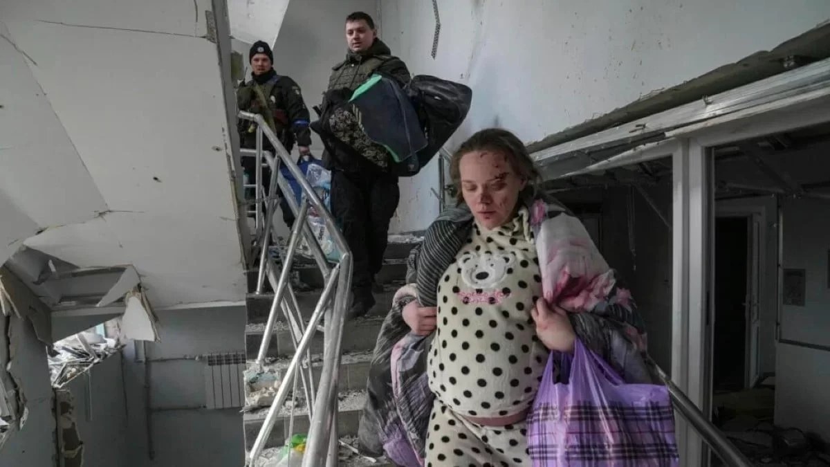 Πόλεμος στην Ουκρανία: Γυναίκα γέννησε σε βομβαρδισμένο μαιευτήριο