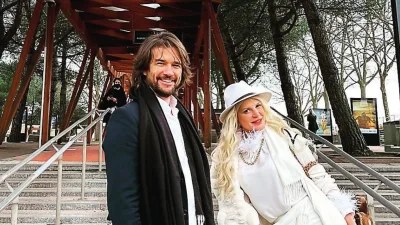 Σαν ερωτευμένοι έφηβοι - Μαρίνα Πατούλη και Βλάσης Χολέβας στα στενά της Μυκόνου