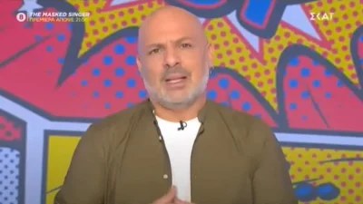 «Κανονικά έπρεπε να φύγουμε, ειδικά σήμερα» - Συγκλονισμένος ο Νίκος Μουτσινάς στον αέρα του ΣΚΑΙ