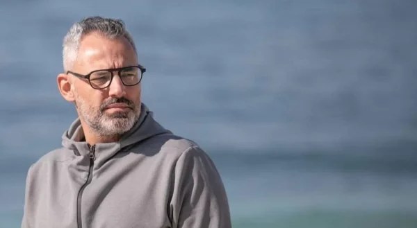 «Δεν ξέρω τι σημαίνει άντρας παλιάς κοπής»: Η ανάρτηση γροθιά στην πατριαρχία από τον Νίκο Συρίγο