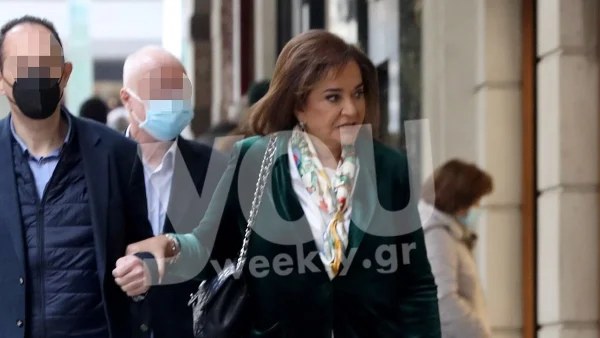 Ντόρα Μπακογιάννη: Δημοσίευσε σπάνια φωτογραφία που ποζάρει αγκαλιά με την εγγονή της, Ντόρα