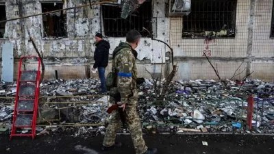 Πόλεμος Ουκρανία: Γροθιά στο στομάχι η φωτογραφία ενός άνδρα να κρατά σκύλο που φοβάται
