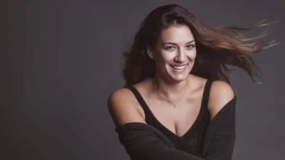 Τεράστια κουζίνα με λευκά ντουλάπια - Το super ζεστό σπίτι της Ελίνας Παπίλα