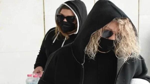 Πάτρα: «Αφήστε μας ήσυχες» - Η πρώτη αντίδραση της μητέρας και της αδερφής της Ρούλας Πισπιρίγκου στη ΓΑΔΑ