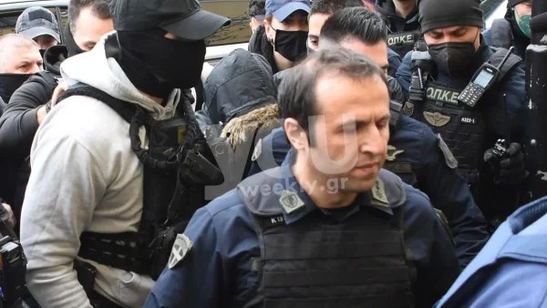 Πάτρα - Ρούλα Πισπιρίγκου: Έφτασε χωρίς δικηγόρο στην ανακρίτρια - Με σκυμμένο κεφάλι και κουκούλα