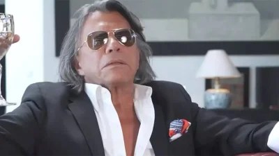 Με πισίνα και τεράστιες εντοιχισμένες βιβλιοθήκες -  Αυτή είναι η πανάκριβη βίλα του Ηλία Ψινάκη