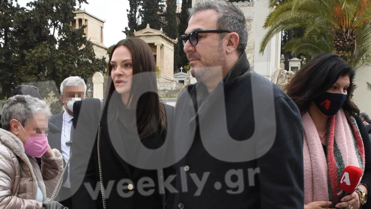 Ρέμος - Μπόσνιακ: Φανερά συντετριμμένο το ζευγάρι στο τρισάγιο του κουμπάρου τους Δημήτρη Κοντομηνά