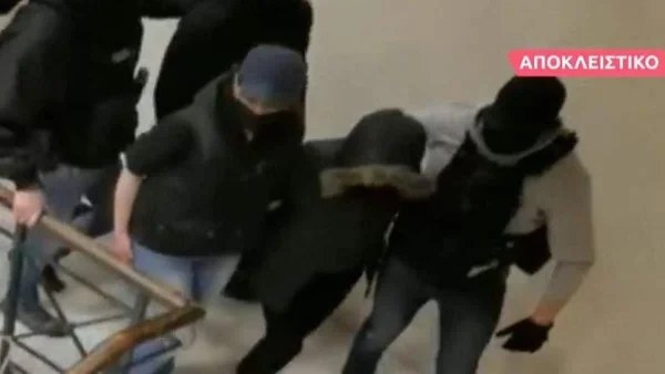 Τραγωδία Πάτρα: Η στιγμή που η Ρούλα φεύγει από τον ανακριτή - Το βίντεο από το δικαστήριο