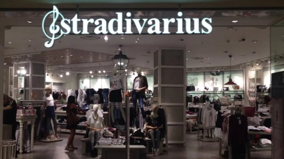 Φόρεσε το απόλυτο ψηλόμεσο τζιν από τα Stradivarius που αγκαλιάζει τις καμπύλες - Σε τιμή σοκ!
