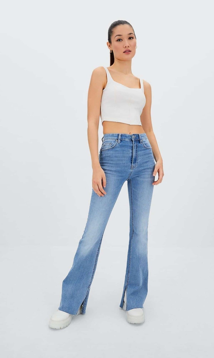 Τζιν παντελόνι flare slit από τα Stradivarius