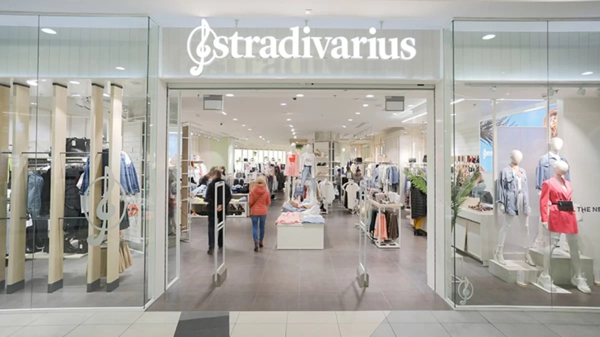 Έχει κάνει θραύση στα Stradivarius - Η πλεκτή ολόσωμη μαύρη φόρμα των 25,00 ευρώ