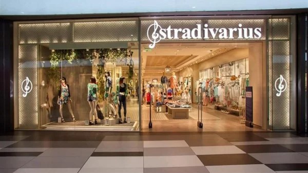 Αυτό είναι το φόρεμα από τα Stradivarius που έχει κάνει θραύση - Βγαίνει σε δύο χρώματα