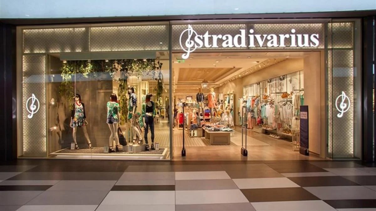 Αυτό είναι το φόρεμα από τα Stradivarius που έχει κάνει θραύση - Βγαίνει σε δύο χρώματα