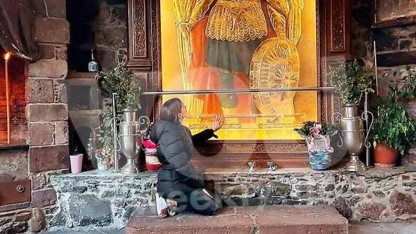 Γονατιστή στον Ταξιάρχη με τον Θέμη Σοφό η Σταματίνα Τσιμτσιλή - Η αλήθεια για το τέταρτο παιδί