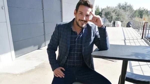 Ξανθιά και γλυκύτατη - Η αδερφή του Κώστα Τσουρού που απέχει από την τηλεόραση