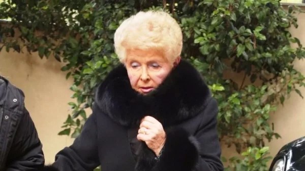 Το σπίτι της Βέφας Αλεξιάδου - Μονοκατοικία με πισίνα, συντριβάνι, εκκλησάκι και θέα θάλασσα