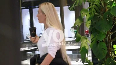Ατημέλητη και χωρίς μακιγιάζ - Αποκλειστικές φωτογραφίες της Βικτώρια Καρύδα σε γνωστό εμπορικό