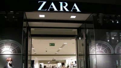 Ξεπουλάει στο λεπτό το ροζ ντραπέ φόρεμα από τα Zara - Κοστίζει λιγότερο από 30 ευρώ