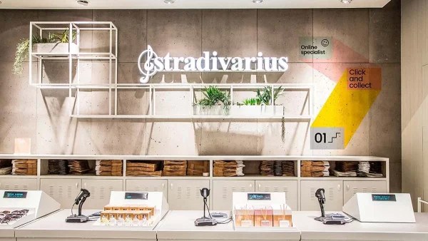 Έχουν πάρει "φωτιά" τα ταμεία των Stradivarius με το ροζ μιντί φόρεμα - Ιδανικό για όλες τις περιστάσεις