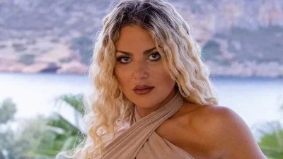 Με στενό δερμάτινο φόρεμα - Σούσουρο με τις νέες φωτογραφίες της Αθηνάς New York που κυκλοφόρησαν πριν από λίγο