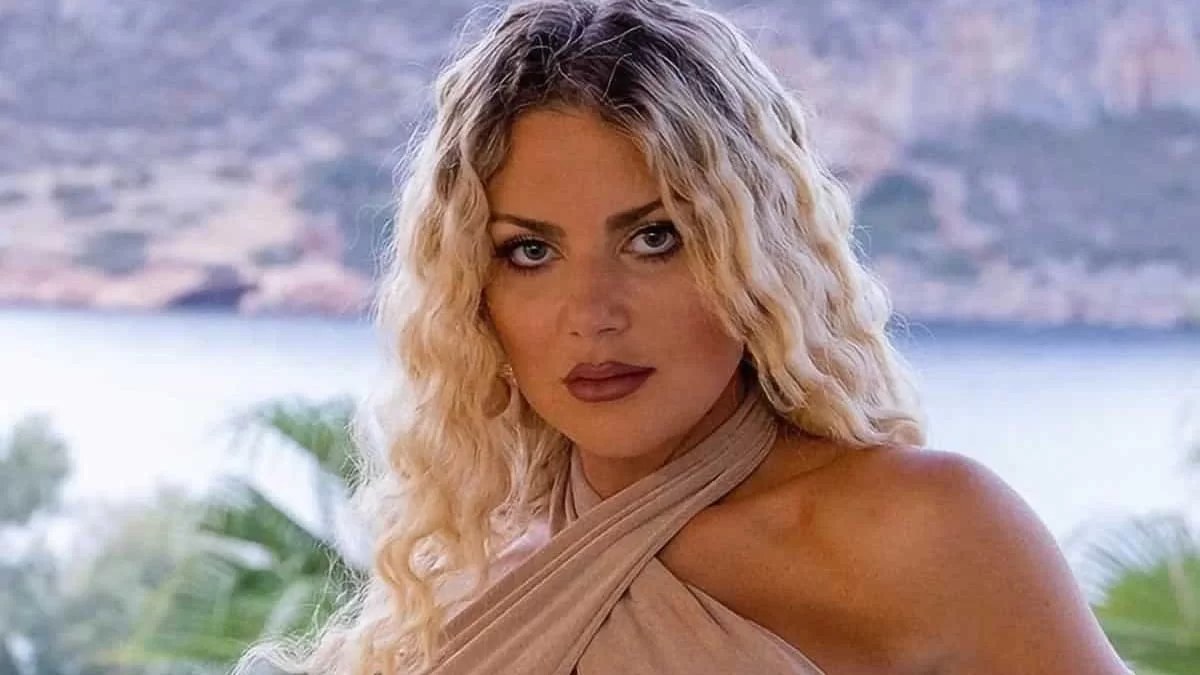 Με στενό δερμάτινο φόρεμα - Σούσουρο με τις νέες φωτογραφίες της Αθηνάς New York που κυκλοφόρησαν πριν από λίγο