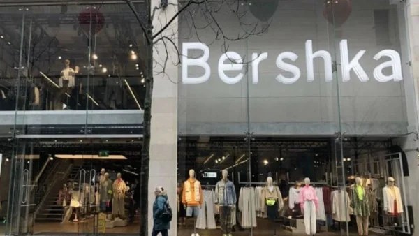 Ουρές για αυτό το σατινέ φόρεμα από τα Bershka με 17,99 ευρώ - Βγαίνει σε 5 χρώματα