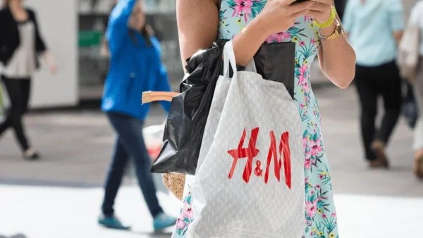Ξεπουλάει στο λεπτό το σατέν φόρεμα από τα H&M - Βγαίνει σε δύο χρώματα