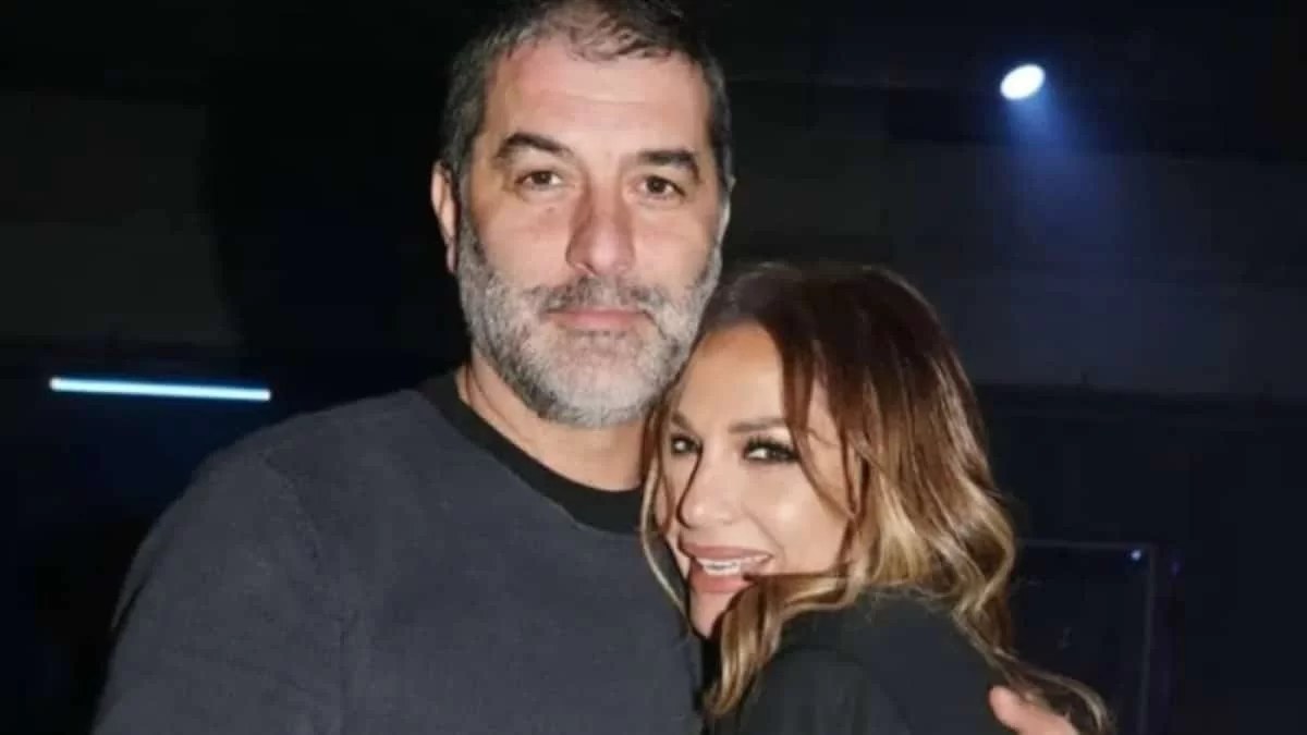 Οι τρυφερές φωτογραφίες της Δέσποινας Βανδή στην αγκαλιά του Βασίλη Μπισμπίκη - Κοιτάζονταν και "έλιωναν"