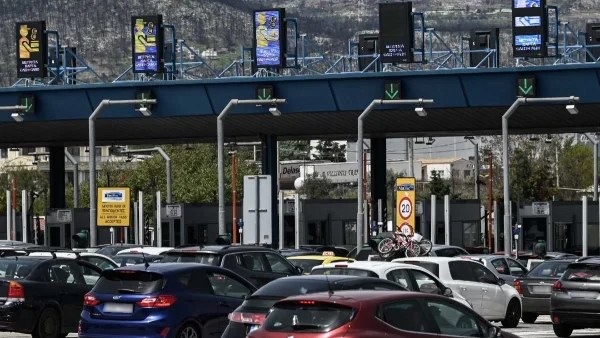 Τροχαίο στην Κινέτα - Η πυροσβεστική απεγκλώβισε άντρα από το όχημα του