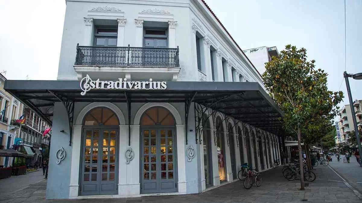 Πανζουρλισμός στα Stradivarius με το τοπ που δένει στον λαιμό - Βγαίνει σε 4 χρώματα