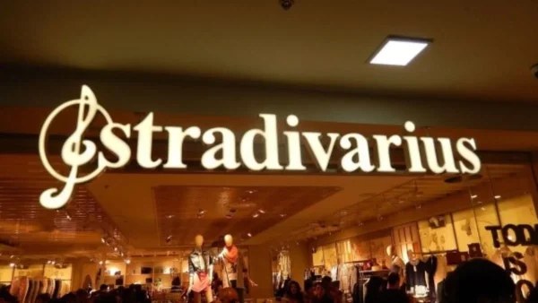 Έχει γίνει ανάρπαστο το τοπ κορσέ από τα Stradivarius - Θα κάνει την μέση σου να φαίνεται "δαχτυλίδι"