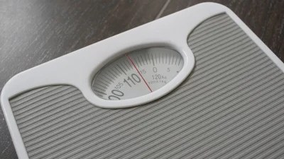 Για να ξεφουσκώσει η κοιλίτσα σου και να χάσεις κιλά: Σπιτικό ρόφημα με μέλι, κανέλα και...
