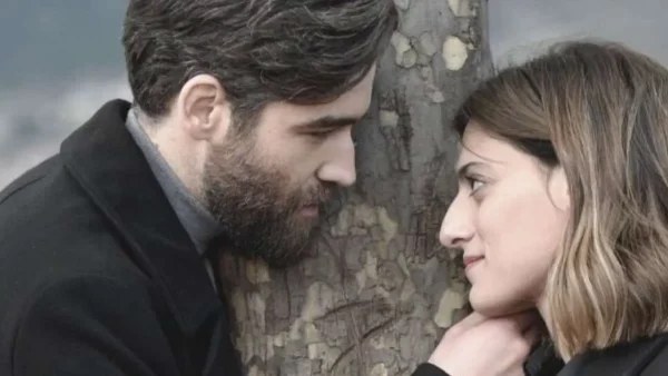 Σασμός: «Μηδέν χημεία» - Το Twitter σχολιάζει το βιαστικό φιλί της Αργυρώς και του Σταύρου