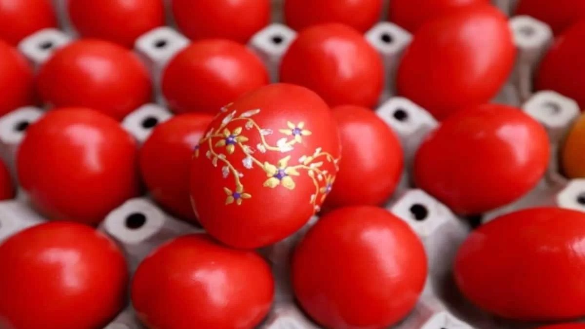 Πάσχα: Έτσι θα βγουν κατακόκκινα και γυαλιστερά τα αυγά - Τα μυστικά για τέλειο αποτέλεσμα