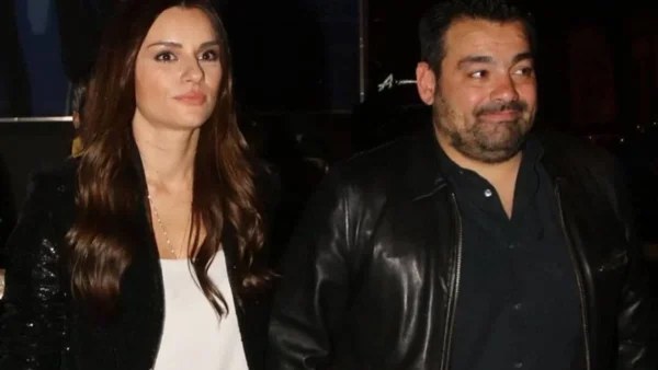 Λάμπει στο πλευρό του - Σπάνια εμφάνιση της Ελένης Τσολάκη με τον σύζυγό της