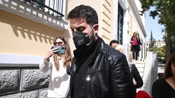 Πάτρα: Ρίγη συγκίνησης για το τραγούδι του Μάνου Δασκαλάκη αφιερωμένο στην Ίριδα και την Μαλένα